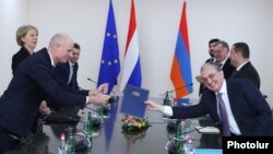 Armenia -- Foreign Minister Zohrab Mnatsakanian (R) begins talks with his Dutch counterpart Stef Blok, Yerevan, January 23, 2020.