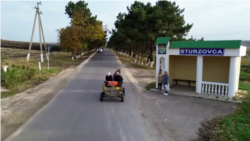 Satului Sturzovca din raionul Glodeni nu i-au ajuns doar doi oameni pentru a atinge pragul de 3.000 de locuitori care i-ar fi dat dreptul de a-și păstra propria primărie
