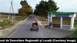 Satului Sturzovca din raionul Glodeni nu i-au ajuns doar doi oameni pentru a atinge pragul de 3.000 de locuitori care i-ar fi dat dreptul de a-și păstra propria primărie