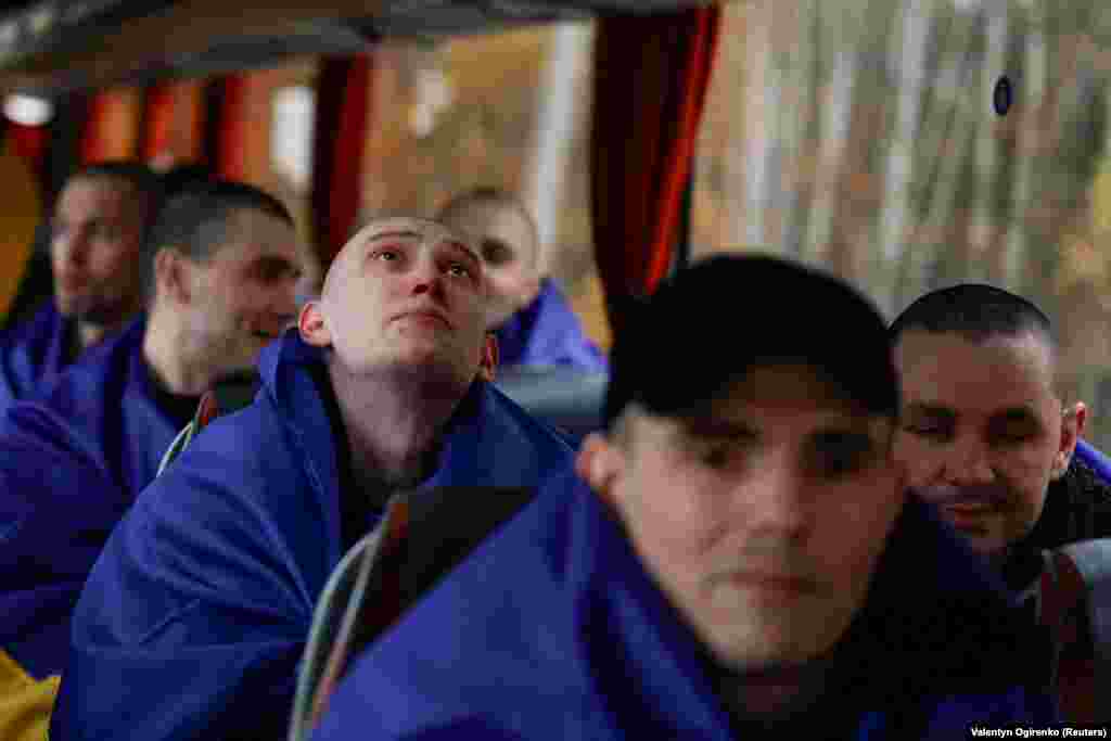 Звільнені з російського полону українські військові повертаються додому