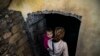 Մայրը և երեխան թաքնվում են ապաստարանում, Շուշի, Լեռնային Ղարաբաղ, 8 հոկտեմբերի, 2020թ.

