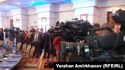 Ресми жиыннан ақпарат таратуға жиналған ақпарат құралдары. Көрнекі сурет.