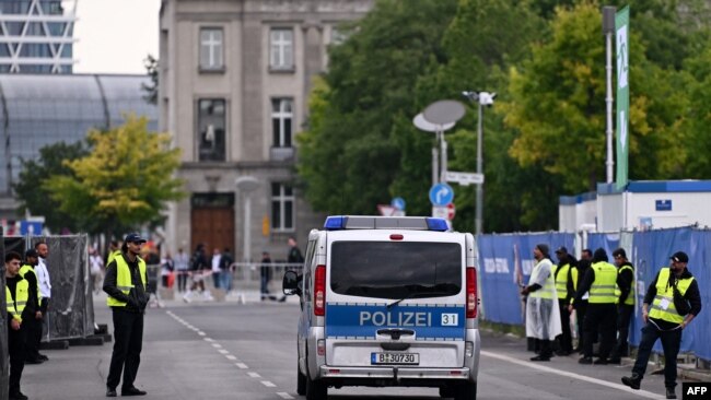 افغان وګړي په جرمني کې د یورو ۲۰۲۴م کال د فوټبال ټورنمنټ د پیل لوبې پر مهال لومړی خپل افغان وژلی او وروسته یې نور کسان ټپیان کړي چې دی هم د پولیسو په ډزو سره وژل شوی.