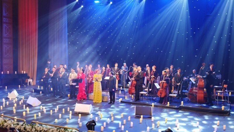 Daşary ýurt ýyldyzlarynyň Aşgabatdaky konsertleri köp maşgalanyň çagalaryny gynandyrýar