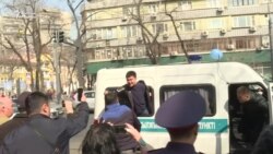 "Назарбаев, кет!" деп айғайлаған адамды полиция ұстады