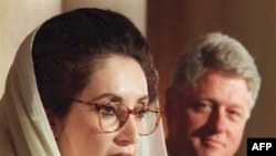 Беназир Бҳутто ҳангоми сухан дар нишасти муштараки матбуотӣ бо президенти ИМ, Билл Клинтон дар Кохи Сафед, 11 апрели соли 1995.