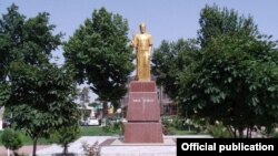 Денов тумани марказидаги хиёбонда ўрнатилган Амир Темур ҳайкали.