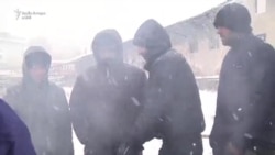 Beograd: Migrantët përballojnë acarin