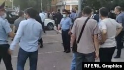 Полиция и противники встречи группы Feminita на улице перед зданием, где проходило мероприятие феминисток. Караганда, 28 июля 2021 года