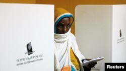 Žena prolazi između glasačkih kabina na biračkom mjestu u Adis Abebi, Etiopija, 21. juna 2021.