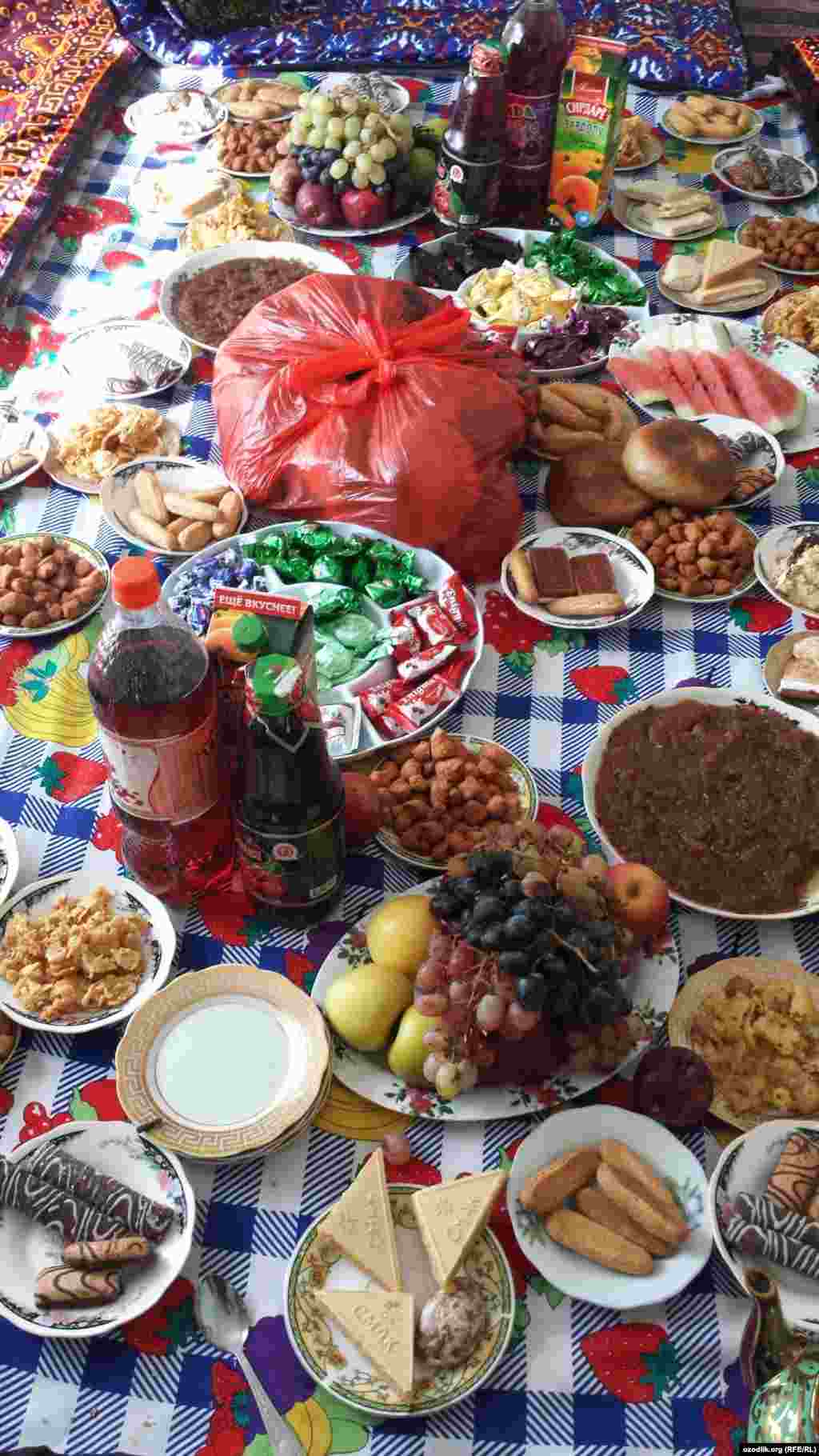 Душанбе яқинидаги Ваҳдат тумани Мулладавлат қишлоғида ҳайит дастурхони