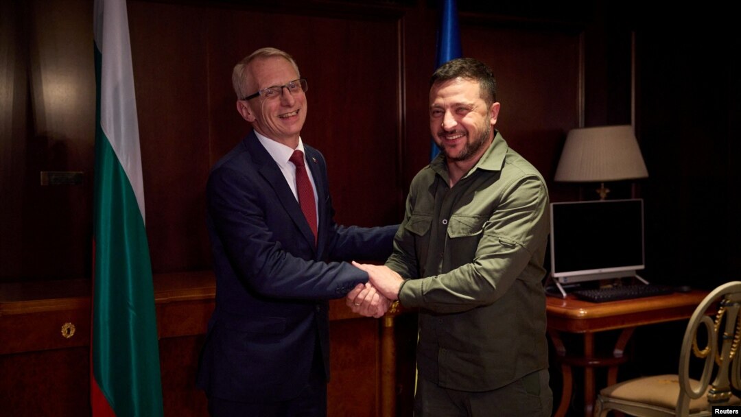 Ukrainian President Volodymyr Zelenskiy (right) meets with Bulgarian Prime Minister Nikolai Denkov in Athens on August 21.
