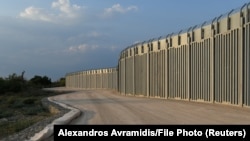 Вид на пограничный забор между Грецией и Турцией в Александруполисе, Греция, 10 августа 2021 года.