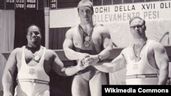 Юрий Власов на олимпийском пьедестале, Рим, 1960 год