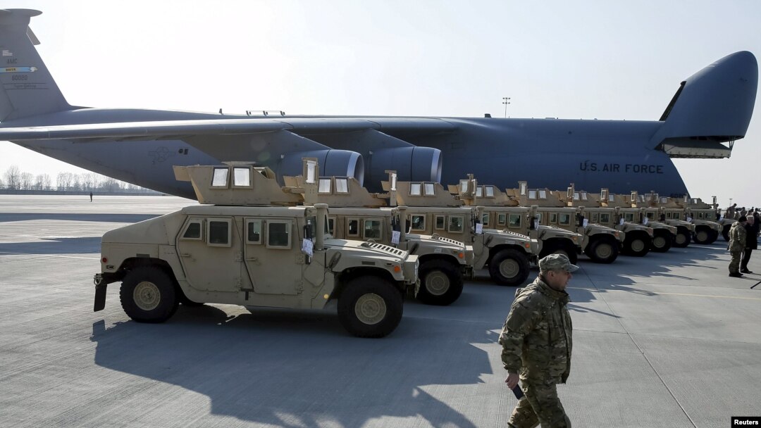 Прибытие партии военных машин Humvee в киевский аэропорт Борисполь (Архивное фото)