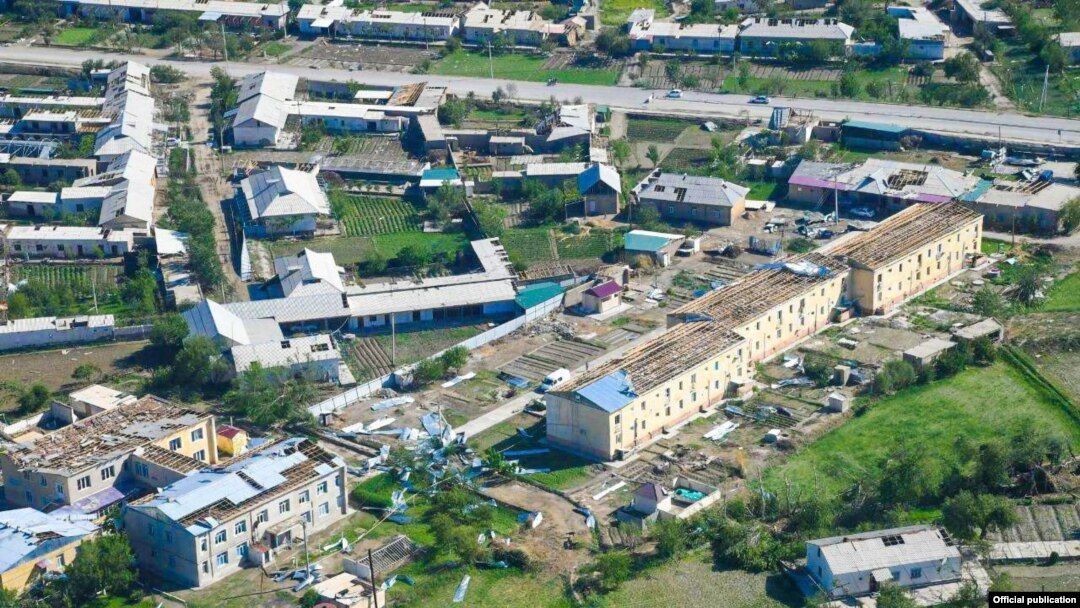 Довулдан зарар кўрган Бухоронинг Олот тумани.
