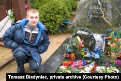 Томаш на магіле Васіля Быкава, 2007 год