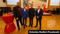 De la stânga la dreapta, Octavian Budică, Răzvan Velcherean, Han Chunlin, Ambasador Extraordinar și Plenipotențiar al Chinei în România, Horațiu Potra, în noiembrie 2024, la Ambasada Chinei din București - captură Facebook.