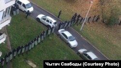 Minskiň merkezine köp sanly polisiýa işgäri çekildi. 8-nji noýabr, 2020 ý.
