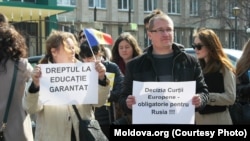 Alexandru Zubco, la o manifestație în care cere ca Federația Rusă să execute deciziile CEDO, emise în hotărârile care vizează regiunea transnistreană.