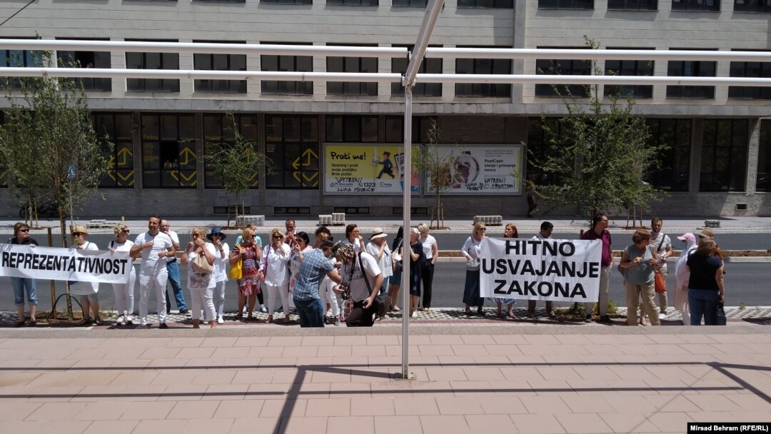 Protest doktora u Mostaru 1. jula 2021.