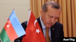 Arxiv fotosu: Türkiyə prezidenti Recep Tayyib Erdogan-la Azərbaycan prezidenti İlham Əliyev sənədlərin imzalanması mərasimində, İzmir, 25 oktyabr 2011