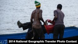 Peshkatarët lokalë nxjerrin trupin e një nga viktimat e fundosjes së anijes.