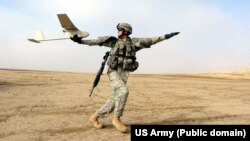 Американський солдат запускає безпілотник RQ11 Raven в Іраку