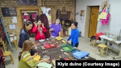 Айдай Асангулова өнөрканасында.