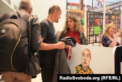 Засновниця «Ізоляції» Любов Михайлова під час перформансу «картковий будинок» у Dox. Прага, 10 червня 2015