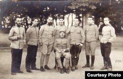 Prizonieri români în Germania (Foto: Expoziția Marele Război, 1914-1918, Muzeul Național de Istorie a României, http://www.marelerazboi.ro/razboi-catalog-obiecte/item/prizonieri-romani-5)