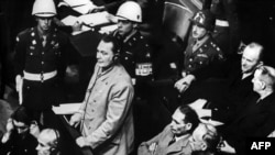 Один из лидеров нацистской Германии Герман Геринг (стоит в центре) на Нюрнбергском процессе, 21 ноября 1945 года