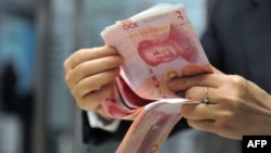 Банкноты номиналом сто китайских юаней.