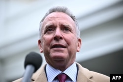 Trimisul special Steve Witkoff vorbește cu reporterii la Casa Albă din Washington, DC, pe 6 martie 2025.