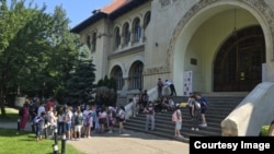 Muzeul Geologic are aproximativ 2.000 de vizitatori pe lună. Într-un weekend aglomerat, la muzeu, intră cam 200-300 de vizitatori, cei mai mulți elevi. 