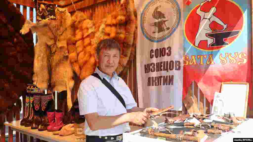 Ариан Афанасьев үзе койгае тимердән чүкеп ясалган пычакларны күрсәтә