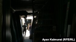 Базарда есік сатып тұрған адамдар. Алматы, 3 маусым 2020 жыл.