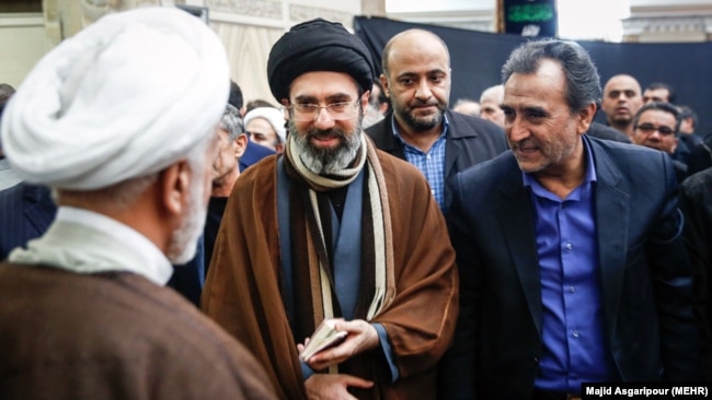 مجتبی خامنه‌ای (وسط)، سیاسی‌ترین فرزند رهبر جمهوری اسلامی