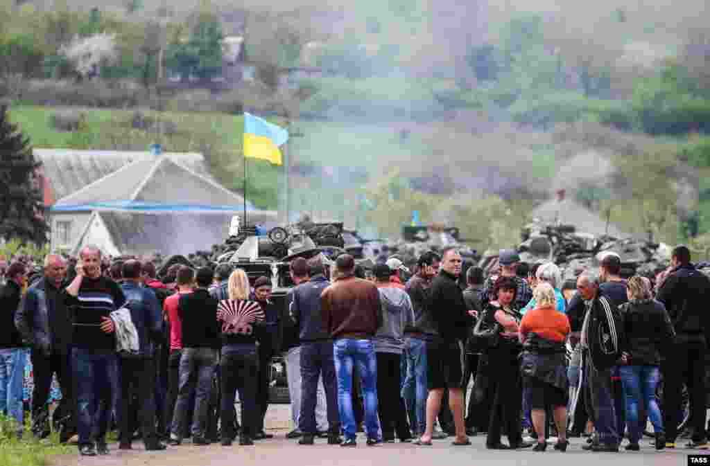 Rusiyameyllilər Slavyanskın girəcəyində Ukrayna ordusunun silahlı texnikasını blokadaya alırlar.