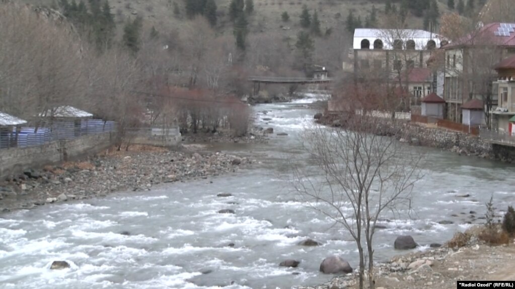 Духтари 11-сола дар Варзоб ба дарё афтода ҷон бохт