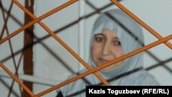 Жанна Өмірова өзіне оқылған сот үкімін тыңдап тұр. Алматы, 14 маусым 2017 жыл.