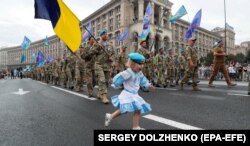 Марш ветеранів до Дня незалежності України. Разом із татом – оборонцем ДАПу Русланом Боровиком у марші бере участь і його донька. 24 серпня 2020 року