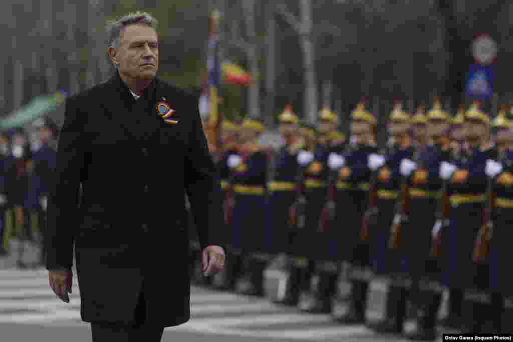 Pentru președintele Klaus Iohannis a fost ultima paradă militară la care a asistat în această funcție. După zece ani, românii își aleg pe 24 noiembrie și pe 8 decembrie un nou președinte, pentru un mandat de cinci ani.