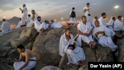 Zəvvarlar müqəddəs Ərəfat dağında