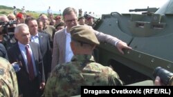 Presidenti i Serbisë Aleksandar Vuçiq gjatë pranimit të autoblindave nga Rusia