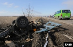 Уламки мікроавтобусу на місці вибуху недалеко від КПП «Новомихайлівка», що в Мар’їнському районі Донецької області. 10 лютого 2016 року