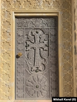 Дверь в придел Иоанна Богослова. Базальтовый хачкар – копия хачкара из Гошеванка (Армения)