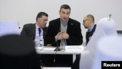 Лидеры украинской оппозиции Олег Тягнибок (слева), Виталий Кличко (в центре) и Арсений Яценюк.