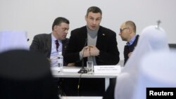 Liderii opoziției ucrainene Oleh Tiahnibok (stînga), Vitali Klitciko (centru) și Arseni Iațeniuk la o întîlnire cu clerici și reprezentanți ai unor organizații religioase, Kiev, 25,01.2014.