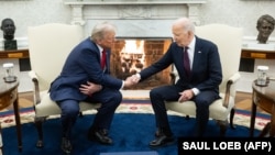 Președintele ales Donald Trump s-a întâlnit, miercuri, la Casa Albă, cu președintele în funcție Joe Biden.